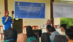 TOTABUAN.CO BOLMUT -- Ketua KNPI Bolaang Mongondow (Bolmong) Feramitha Tiffani Mokodompit, menjadi pemateri di acara Orientasi Kader Mania yang dilaksanakan di Desa Bunong Kecamatan Bintauna Kabupaten Bolaang Mongondow Utara (Bolmut) Sabtu 15 Juli 2023. Kegiatan tersebut digagas oleh Pengurus Besar (PB) Kerukunan Pelajar Mahasiswa Indonesia Bolmong Utara (KPMIBU). Kegiatan itu mengusung tema “Melahirkan Pemuda Masa Kini Yang Produktif dan Berintegritas” yang dihadiri juga dihadiri Ketua KNPI Bolmut Safrizal Walahe. Dengan menggunakan jas biru, Mitha sapaan akrabnya membawakan materi terkait Gender dan Feminisme. Lulusan Master of Business Administration di Universitas Gadjah Mada Yogyakarta ini menyampaikan Feminisme merupakan gerakan demi kesetaraan. Menurutnya, berabad-abad hak-hak perempuan kerap diabaikan, bahkan kerap diperlakukan lebih rendah dan peran mereka terbatas pekerjaan domestik, yaitu: mencuci, memasak dan mengurus rumah tangga. "Penindasan yang berkepanjangan mengangkat banyak suara dan secara kolektif memunculkan konsep feminisme yang memulai gerakan terpanjang dalam sejarah dan masih berlanjut hingga saat ini," kata Mitha. Selain itu pelajar dan mahasiswa juga memiliki peran penting untuk mentransmisikan pengetahuan, nilai, norma, dan ideologi serta pembentukan karakter bangsa, tidak terkecuali kesetaraan dan keadilan gender yang terkait erat dengan nilai hakiki kemanusiaan kepada masyarakat secara luas. "Pelajar dan mahasiswa harus menjadi pemberi pesan yang baik sehingga tak ada persoalan lagi ketika bicara laki-laki dan perempuan," kata anak Ketiga Pj Bupati Bolmong ini. Selain itu bicara feminisme, Darah kelahiran 18 Oktober 1996 ini mengemukan kesetaraan gender. Gender lanjutnya tidak hanya diperuntukan bagi para laki-laki. Pada hakikatnya perempuan pun mempunyai hak yang sama. "Kesetaraan gender tidak harus dipandang sebagai hak dan kewajiban yang sama persis tanpa pertimbangan selanjutnya. Kesetaraan gender juga tidak diartikan segala sesuatunya harus mutlak sama dengan laki-laki. Kesenjangan gender dalam kesempatan dan kendali atas sumber daya, ekonomi, kekuasaan, dan partisipasi politik terjadi di mana-mana. Perempuan dan anak perempuan menanggung beban paling berat akibat ketidaksetaraan yang terjadi, namun pada dasarnya ketidaksetaraan itu merugikan semua orang. Oleh sebab itu, kesetaraan gender merupakan persoalan pokok suatu tujuan pembangunan yang memiliki nilai tersendiri. "Kesetaraan gender akan memperkuat kemampuan negara untuk berkembang, mengurangi kemiskinan, dan memerintah secara efektif. Dengan demikian mempromosikan kesetaraan gender adalah bagian utama dari strategi pembangunan dalam rangka untuk memberdayakan masyarakat baik perempuan dan laki-laki-untuk mengentaskan diri dari kemiskinan dan meningkatkan taraf hidup mereka. Ketua PB KPMIBU, Rizki Qomarudin Lasena mengapresiasi kunjungan Mitha sebagai pemateri kegiatan. Menurutnya, Mitha tak hanya memiliki kecerdasan melainkan juga Mitha sangat mudah berinteraksi. (*)