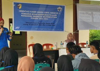 TOTABUAN.CO BOLMUT -- Ketua KNPI Bolaang Mongondow (Bolmong) Feramitha Tiffani Mokodompit, menjadi pemateri di acara Orientasi Kader Mania yang dilaksanakan di Desa Bunong Kecamatan Bintauna Kabupaten Bolaang Mongondow Utara (Bolmut) Sabtu 15 Juli 2023. Kegiatan tersebut digagas oleh Pengurus Besar (PB) Kerukunan Pelajar Mahasiswa Indonesia Bolmong Utara (KPMIBU). Kegiatan itu mengusung tema “Melahirkan Pemuda Masa Kini Yang Produktif dan Berintegritas” yang dihadiri juga dihadiri Ketua KNPI Bolmut Safrizal Walahe. Dengan menggunakan jas biru, Mitha sapaan akrabnya membawakan materi terkait Gender dan Feminisme. Lulusan Master of Business Administration di Universitas Gadjah Mada Yogyakarta ini menyampaikan Feminisme merupakan gerakan demi kesetaraan. Menurutnya, berabad-abad hak-hak perempuan kerap diabaikan, bahkan kerap diperlakukan lebih rendah dan peran mereka terbatas pekerjaan domestik, yaitu: mencuci, memasak dan mengurus rumah tangga. "Penindasan yang berkepanjangan mengangkat banyak suara dan secara kolektif memunculkan konsep feminisme yang memulai gerakan terpanjang dalam sejarah dan masih berlanjut hingga saat ini," kata Mitha. Selain itu pelajar dan mahasiswa juga memiliki peran penting untuk mentransmisikan pengetahuan, nilai, norma, dan ideologi serta pembentukan karakter bangsa, tidak terkecuali kesetaraan dan keadilan gender yang terkait erat dengan nilai hakiki kemanusiaan kepada masyarakat secara luas. "Pelajar dan mahasiswa harus menjadi pemberi pesan yang baik sehingga tak ada persoalan lagi ketika bicara laki-laki dan perempuan," kata anak Ketiga Pj Bupati Bolmong ini. Selain itu bicara feminisme, Darah kelahiran 18 Oktober 1996 ini mengemukan kesetaraan gender. Gender lanjutnya tidak hanya diperuntukan bagi para laki-laki. Pada hakikatnya perempuan pun mempunyai hak yang sama. "Kesetaraan gender tidak harus dipandang sebagai hak dan kewajiban yang sama persis tanpa pertimbangan selanjutnya. Kesetaraan gender juga tidak diartikan segala sesuatunya harus mutlak sama dengan laki-laki. Kesenjangan gender dalam kesempatan dan kendali atas sumber daya, ekonomi, kekuasaan, dan partisipasi politik terjadi di mana-mana. Perempuan dan anak perempuan menanggung beban paling berat akibat ketidaksetaraan yang terjadi, namun pada dasarnya ketidaksetaraan itu merugikan semua orang. Oleh sebab itu, kesetaraan gender merupakan persoalan pokok suatu tujuan pembangunan yang memiliki nilai tersendiri. "Kesetaraan gender akan memperkuat kemampuan negara untuk berkembang, mengurangi kemiskinan, dan memerintah secara efektif. Dengan demikian mempromosikan kesetaraan gender adalah bagian utama dari strategi pembangunan dalam rangka untuk memberdayakan masyarakat baik perempuan dan laki-laki-untuk mengentaskan diri dari kemiskinan dan meningkatkan taraf hidup mereka. Ketua PB KPMIBU, Rizki Qomarudin Lasena mengapresiasi kunjungan Mitha sebagai pemateri kegiatan. Menurutnya, Mitha tak hanya memiliki kecerdasan melainkan juga Mitha sangat mudah berinteraksi. (*)