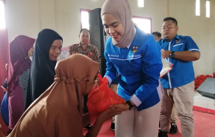KNPI Bolmong Bagi bagi Bantuan Untuk Lansia