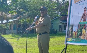 TOTABUAN. CO BOLMONG – Penjabat Bupati Bolaang Mongondow (Bolmong) Limi Mokodompit menyinggung soal penggunaan dana desa. Ia menilai, sudah ada indikasi penggunaan dana desa mulai disalahgunakan. Sehingga ia meminta jajaran aparat di tingkat kecamatan untuk memantau dan melaporkan. “Dana desa digunakan dengan baik jangan sampai diselewengkan. Karena Pak Bupati sudah melihat indikasi ke arah sana,” tegas Limi di hadapan para Sangadi (Kepala desa red) saat apel bersama di Lapangan Desa Kinomaligan Kecamatan Dumoga Tengah beberapa waktu lalu. Limi menegaskan hal ini tidak boleh terjadi. Ia meminta Kapolsek, Danramil, Kejaksaan untuk memantau. “Kalau ada yang bermain laporkan ke Bupati. Saya minta ini,” tegasnya. Limi mengatakan, suasana Kabupaten Bolaang Mongondow (Bolmong) dalam keadaan nyaman dan tertib. Ekonomi dan pelayanan berjalan baik. Sehingga jangan sampai disusupi oleh orang-orang yang tidak bertanggung jawab. “Jangan suka diobok-obok karena sudah memasuki tahun politik satu dua orang datang dan coba mempengaruhi,” sentilnya. Limi jga mengingatkan, memasuki tahun politik, para ASN untuk tetap menjaga netralitas sebagai abdi masyarakat. (*)