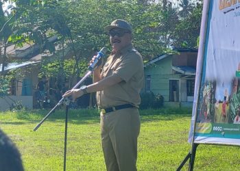 TOTABUAN. CO BOLMONG – Penjabat Bupati Bolaang Mongondow (Bolmong) Limi Mokodompit menyinggung soal penggunaan dana desa. Ia menilai, sudah ada indikasi penggunaan dana desa mulai disalahgunakan. Sehingga ia meminta jajaran aparat di tingkat kecamatan untuk memantau dan melaporkan. “Dana desa digunakan dengan baik jangan sampai diselewengkan. Karena Pak Bupati sudah melihat indikasi ke arah sana,” tegas Limi di hadapan para Sangadi (Kepala desa red) saat apel bersama di Lapangan Desa Kinomaligan Kecamatan Dumoga Tengah beberapa waktu lalu. Limi menegaskan hal ini tidak boleh terjadi. Ia meminta Kapolsek, Danramil, Kejaksaan untuk memantau. “Kalau ada yang bermain laporkan ke Bupati. Saya minta ini,” tegasnya. Limi mengatakan, suasana Kabupaten Bolaang Mongondow (Bolmong) dalam keadaan nyaman dan tertib. Ekonomi dan pelayanan berjalan baik. Sehingga jangan sampai disusupi oleh orang-orang yang tidak bertanggung jawab. “Jangan suka diobok-obok karena sudah memasuki tahun politik satu dua orang datang dan coba mempengaruhi,” sentilnya. Limi jga mengingatkan, memasuki tahun politik, para ASN untuk tetap menjaga netralitas sebagai abdi masyarakat. (*)
