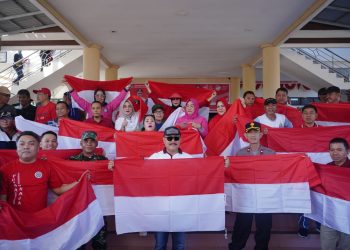 Meriahkan HUT RI ke 78, Pemkab Bolmong Bagikan Bendera Merah Putih
