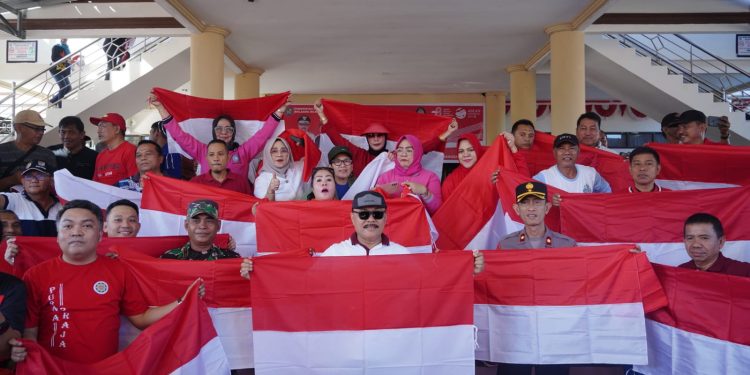 Meriahkan HUT RI ke 78, Pemkab Bolmong Bagikan Bendera Merah Putih
