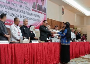 Serahkan SK 482 Guru PPPK, Pj Bupati Bolmong Ingatkan Jaga Integritas