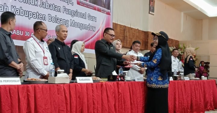 Serahkan SK 482 Guru PPPK, Pj Bupati Bolmong Ingatkan Jaga Integritas