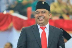 TOTABUAN.CO KOTAMOBAGU – DPRD Kota Kotamobagu mulai akan membahas tiga nama calon Penjabat (Pj) Walikota untuk diusulkan. Hal itu seiring dengan masa jabatan Walikota Kotamobagu Tatong Bara dan Wakil Walikota Nayodo Koerniawan yang akan berakhir pada 25 September depan. Ketua DPRD Kotamobagu Meydi Makalalag mengatakan, untuk pengusulan tiga nama masih akan dirapatkan dengan fraksi-fraksi di DPRD untuk membahas langkah selanjutnya yakni tentang pengusulan nama-nama calon Penjabat Walikota. Jumlah nama-nama calon Pj Walikota yang diusulkan, maksimal 3 nama sama dengan usulan provinsi. Ketua DPC PDI Perjuangan Kotamobagu ini menjelaskan, jadwal pengusulan nama calon Pj walikota berdasarkan surat Kemendagri paling lambat 23 Agustus. “Belum ada, masih akan kita rapatkan dulu,” ujarnya. Disentil apakah DPRD telah mengantongi nama-nama pejabat yang akan diusulkan untuk mengisi jabatan Pj Walikota, Mekal sapaan akrab Meydi Makalalag mengaku belum ada. “Kita masih akan melakukan rapat dulu. Yang pasti sebelum 23 Agustus tiga nama sudah akan kita usulkan,” ucapnya. Pernyataan serupa dikatakan Anggota DPRD Kotamobagu Begie Chandra Gobel. Politikus PAN itu mengaku belum ada nama yang diputuskan. Hanya saja lanjutnya, sudah ada informasi dari ketua DPRD, bahwa DPRD sudah mulai akan membahas tentang tiga nama yang akan diusulkan. “Sesuai informasi dari Ketua DPRD, sudah akan dibahas,” singkat Ketua Baleg DPRD Kotamobagu ini. Dari berbagai informasi, sejumlah pejabat mulai rama disebut untuk menduduki kusi DB 1 K menjalankan pemerintahan sambil menunggu Walikota dan Wakil Walikota terpilih pada 2024 mendatang. Nama-nama yang santer dibahas, yakni Kepala Biro Administrasi Pimpinan Pemprov Sulut, Abdullah Mokoginta, ada nama Kepala Biro Pembangunan Pemprov Sulut Lukman Lapadengan. Selain itu nama Asisten II Pemprov Sulut Asripan Nani dan Sekda Kabupaten Bolaang Mongondow Tahlis Gallang. Empat birokrat tersebut santer disebut karena dinilai layak menjalankan pemerintahan di Kotamobagu.(*)