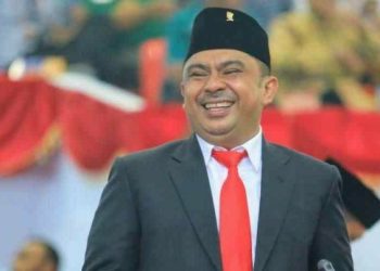 TOTABUAN.CO KOTAMOBAGU – DPRD Kota Kotamobagu mulai akan membahas tiga nama calon Penjabat (Pj) Walikota untuk diusulkan. Hal itu seiring dengan masa jabatan Walikota Kotamobagu Tatong Bara dan Wakil Walikota Nayodo Koerniawan yang akan berakhir pada 25 September depan. Ketua DPRD Kotamobagu Meydi Makalalag mengatakan, untuk pengusulan tiga nama masih akan dirapatkan dengan fraksi-fraksi di DPRD untuk membahas langkah selanjutnya yakni tentang pengusulan nama-nama calon Penjabat Walikota. Jumlah nama-nama calon Pj Walikota yang diusulkan, maksimal 3 nama sama dengan usulan provinsi. Ketua DPC PDI Perjuangan Kotamobagu ini menjelaskan, jadwal pengusulan nama calon Pj walikota berdasarkan surat Kemendagri paling lambat 23 Agustus. “Belum ada, masih akan kita rapatkan dulu,” ujarnya. Disentil apakah DPRD telah mengantongi nama-nama pejabat yang akan diusulkan untuk mengisi jabatan Pj Walikota, Mekal sapaan akrab Meydi Makalalag mengaku belum ada. “Kita masih akan melakukan rapat dulu. Yang pasti sebelum 23 Agustus tiga nama sudah akan kita usulkan,” ucapnya. Pernyataan serupa dikatakan Anggota DPRD Kotamobagu Begie Chandra Gobel. Politikus PAN itu mengaku belum ada nama yang diputuskan. Hanya saja lanjutnya, sudah ada informasi dari ketua DPRD, bahwa DPRD sudah mulai akan membahas tentang tiga nama yang akan diusulkan. “Sesuai informasi dari Ketua DPRD, sudah akan dibahas,” singkat Ketua Baleg DPRD Kotamobagu ini. Dari berbagai informasi, sejumlah pejabat mulai rama disebut untuk menduduki kusi DB 1 K menjalankan pemerintahan sambil menunggu Walikota dan Wakil Walikota terpilih pada 2024 mendatang. Nama-nama yang santer dibahas, yakni Kepala Biro Administrasi Pimpinan Pemprov Sulut, Abdullah Mokoginta, ada nama Kepala Biro Pembangunan Pemprov Sulut Lukman Lapadengan. Selain itu nama Asisten II Pemprov Sulut Asripan Nani dan Sekda Kabupaten Bolaang Mongondow Tahlis Gallang. Empat birokrat tersebut santer disebut karena dinilai layak menjalankan pemerintahan di Kotamobagu.(*)