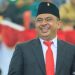 TOTABUAN.CO KOTAMOBAGU – DPRD Kota Kotamobagu mulai akan membahas tiga nama calon Penjabat (Pj) Walikota untuk diusulkan. Hal itu seiring dengan masa jabatan Walikota Kotamobagu Tatong Bara dan Wakil Walikota Nayodo Koerniawan yang akan berakhir pada 25 September depan. Ketua DPRD Kotamobagu Meydi Makalalag mengatakan, untuk pengusulan tiga nama masih akan dirapatkan dengan fraksi-fraksi di DPRD untuk membahas langkah selanjutnya yakni tentang pengusulan nama-nama calon Penjabat Walikota. Jumlah nama-nama calon Pj Walikota yang diusulkan, maksimal 3 nama sama dengan usulan provinsi. Ketua DPC PDI Perjuangan Kotamobagu ini menjelaskan, jadwal pengusulan nama calon Pj walikota berdasarkan surat Kemendagri paling lambat 23 Agustus. “Belum ada, masih akan kita rapatkan dulu,” ujarnya. Disentil apakah DPRD telah mengantongi nama-nama pejabat yang akan diusulkan untuk mengisi jabatan Pj Walikota, Mekal sapaan akrab Meydi Makalalag mengaku belum ada. “Kita masih akan melakukan rapat dulu. Yang pasti sebelum 23 Agustus tiga nama sudah akan kita usulkan,” ucapnya. Pernyataan serupa dikatakan Anggota DPRD Kotamobagu Begie Chandra Gobel. Politikus PAN itu mengaku belum ada nama yang diputuskan. Hanya saja lanjutnya, sudah ada informasi dari ketua DPRD, bahwa DPRD sudah mulai akan membahas tentang tiga nama yang akan diusulkan. “Sesuai informasi dari Ketua DPRD, sudah akan dibahas,” singkat Ketua Baleg DPRD Kotamobagu ini. Dari berbagai informasi, sejumlah pejabat mulai rama disebut untuk menduduki kusi DB 1 K menjalankan pemerintahan sambil menunggu Walikota dan Wakil Walikota terpilih pada 2024 mendatang. Nama-nama yang santer dibahas, yakni Kepala Biro Administrasi Pimpinan Pemprov Sulut, Abdullah Mokoginta, ada nama Kepala Biro Pembangunan Pemprov Sulut Lukman Lapadengan. Selain itu nama Asisten II Pemprov Sulut Asripan Nani dan Sekda Kabupaten Bolaang Mongondow Tahlis Gallang. Empat birokrat tersebut santer disebut karena dinilai layak menjalankan pemerintahan di Kotamobagu.(*)