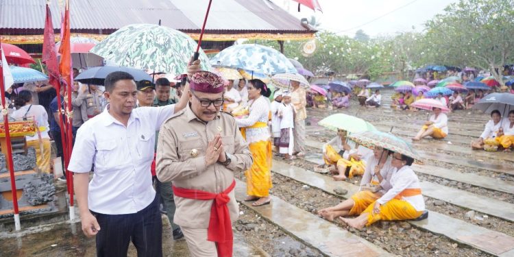 TOTABUAN.CO BOLMONG – Pj Bupati Bolaang Mongondow (Bolmong) Limi Mokodompit bersama jajaran Forkopimda menghadiri acara Perayaan Hari Raya Galungan, di Pura Werdi Agung Kecamatan Dumoga Tengah dan Pura Mopugad Kecamatan Dumoga Utara Rabu 2 Agustus 2023. Limi mengatakan perayaan hari Galungan dan Kuningan ini sebagai sarana dalam meningkatkan Sradha dan Bhakti Umat Kehadapan Ida Sang Hyang Widhi Wasa (Tuhan Yang Maha Esa) Sebagai Sang Pencipta. “Selain itu, makna utama dari perayaan ini merupakan kewajiban umat terhadap Dharma Agama, disamping kewajiban kita kepada Dharma Negara,” jelasnya. Hari Raya Kuningan adalah janji untuk melaksanakan swadharma (kewajiban) sebagai bagian dari masyarakat Bolmong untuk melaksanakan ajaran Guru Wisesa (Berbakti kepada Pemerintah) dengan cara menjadi warga negara yang baik dan ikut mendukung program-program pemerintah. “Semoga di hari kemenangan dharma atas adharma selalu mengingatkan kita akan hakikat kebenaran yang akan selalu jaya, bukan ketidakbenaran,” ujarnya. Dengan momentum hari suci ini, Limi berharap Umat Hindu mampu memperkokoh toleransi antar umat beragama menuju Bolmong yang aman, damai, maju dan sejahtera. Limi juga menjelaskan pemerintah berkewajiban melindungi dan menjamin kesejahteraan masyarakat. Begitu juga kewajiban utama masyarakat adalah mendukung dan berpartisipasi aktif dalam mensukseskan program-program pemerintah selaku guru wisesa. “Oleh karena itu, mari bersama- sama kita saling bahu membahu, saling bersinergi antara pemerintah dengan masyarakat khususnya umat Hindu di Kabupaten Bolmong  untuk mencapai tujuan bersama di bumi Totabuan yang kita cintai,” ujarnya. Untuk membangun Bolmong diperlukan kemampuan, profesionalitas, dan hati yang bersih, karena di dalam membangun Bolmong harus dibangun dengan keikhlasan. Karena keikhlasan itu awal dari pada keberhasilan. “Banyak yang kita rencanakan dalam membangun Bolmong ke depan. Oleh karena itu kita harus bersatu dalam membangun Bolmong,” katanya. Filosofi hari raya Galungan dan kuningan ini katanya adalah bagaimana kita mengalahkan padarma dalam diri kita. “Saya juga berpesan agar seluruh umat hindu dapat meningkatkan Kepekaan sosial terhadap lingkungan seperti rukun tetangga, rukun antar agama, dan rukun terhadap pemerintah. Sehingga dimanapun umat Hindu berada, kehidupan dapat hidup dengan damai dan sejahtera,” ucapnya. (*)