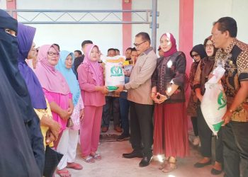 Pj Bupati Bolmong Limi Mokodompit Serahkan Bantuan Sosial CPP dan Resmikan Tiga LPM