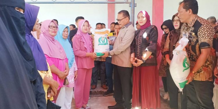 Pj Bupati Bolmong Limi Mokodompit Serahkan Bantuan Sosial CPP dan Resmikan Tiga LPM