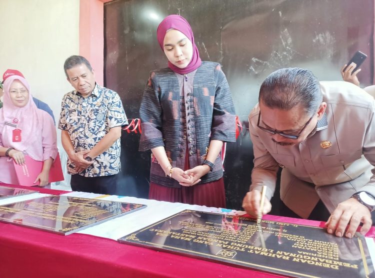 Pj Bupati Bolmong Limi Mokodompit Serahkan Bantuan Sosial CPP dan Resmikan Tiga LPM