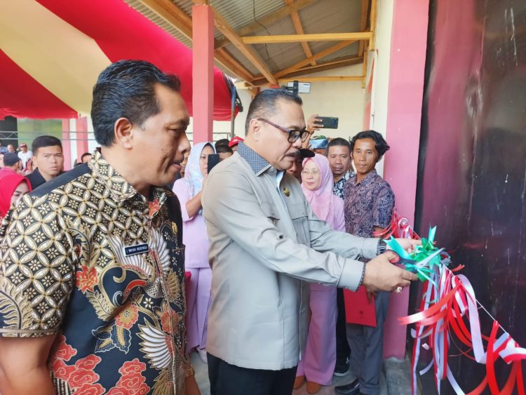 Pj Bupati Bolmong Limi Mokodompit Serahkan Bantuan Sosial CPP dan Resmikan Tiga LPM