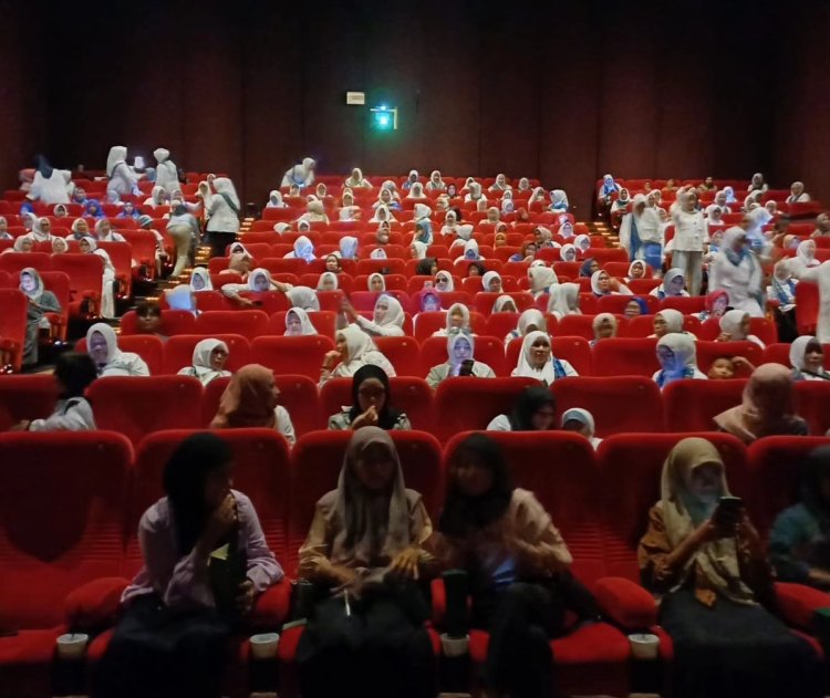 Ketua BKMT Sulut Yasti Soepredjo Mokoagow Berbagi Kebahagiaan Ajak Nobar Anak Yatim