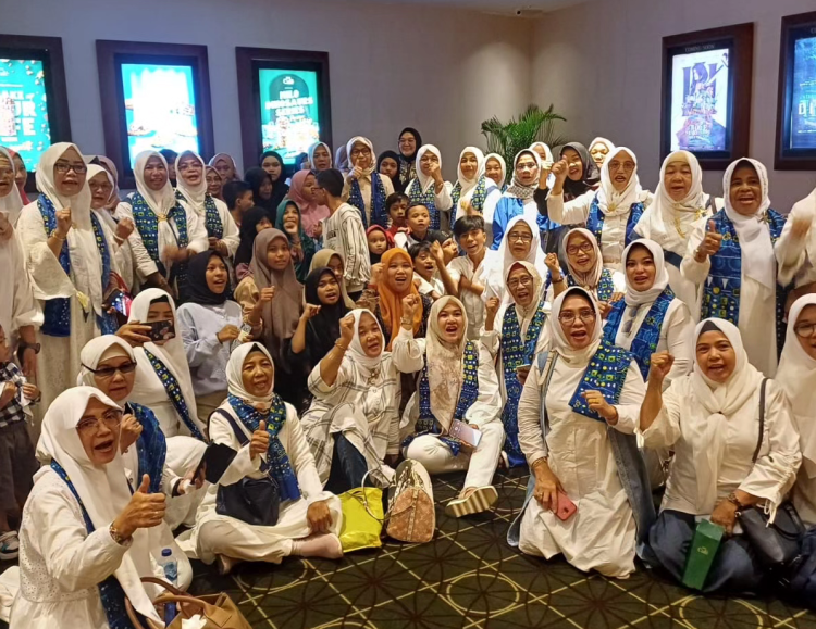 Ketua BKMT Sulut Yasti Soepredjo Mokoagow Berbagi Kebahagiaan Ajak Nobar Anak Yatim