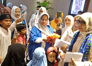 Ketua BKMT Sulut Yasti Soepredjo Mokoagow Berbagi Kebahagiaan Ajak Nobar Anak Yatim 