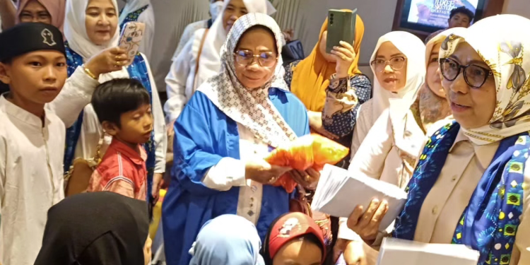 Ketua BKMT Sulut Yasti Soepredjo Mokoagow Berbagi Kebahagiaan Ajak Nobar Anak Yatim