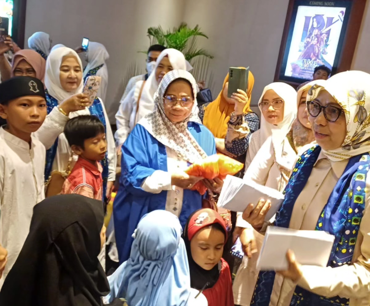 Ketua BKMT Sulut Yasti Soepredjo Mokoagow Berbagi Kebahagiaan Ajak Nobar Anak Yatim