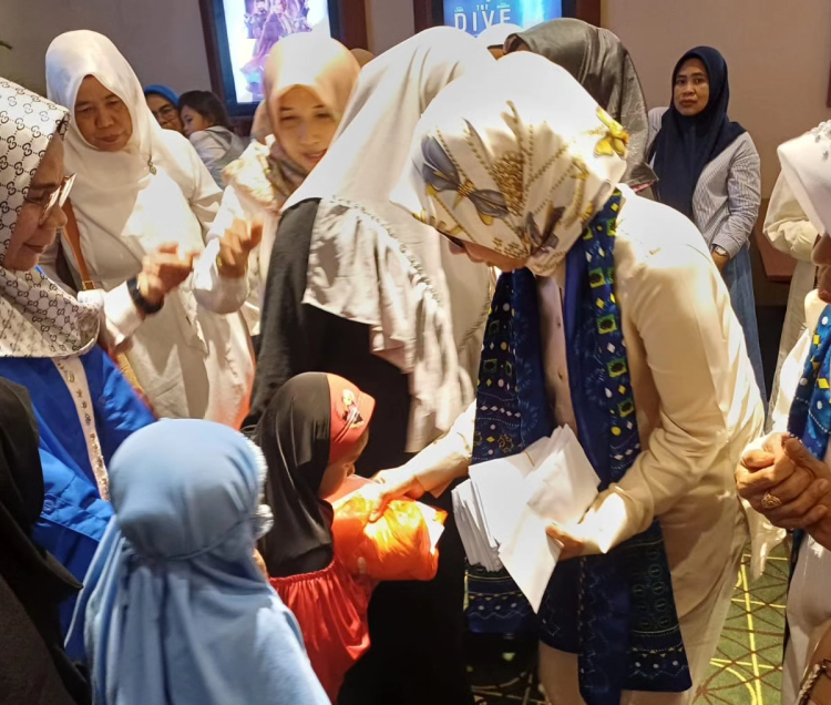 Ketua BKMT Sulut Yasti Soepredjo Mokoagow Berbagi Kebahagiaan Ajak Nobar Anak Yatim