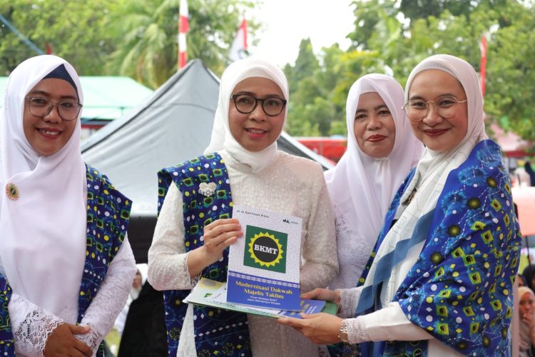 Yasti Soepredjo Mokoagow Resmi Dilantik Ketua PW BKMT Sulut