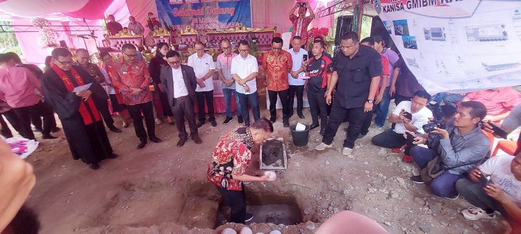 Penjabat Bupati Limi Mokodompit Dampingi Gubernur Sulut di Perayaan Hari P/KB Sinode GMIBM di Desa Wineru