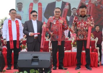 Penjabat Bupati Limi Mokodompit Dampingi Gubernur Sulut di Perayaan Hari P/KB Sinode GMIBM di Desa Wineru