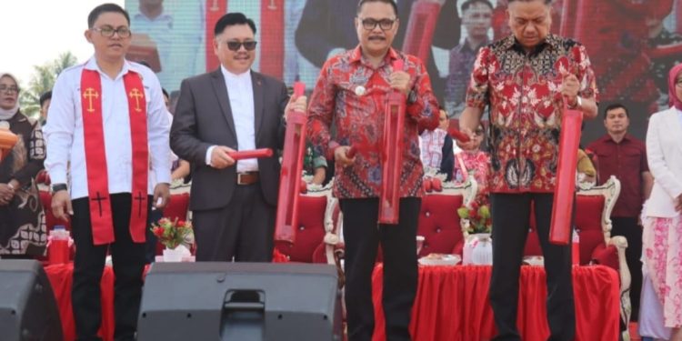 Penjabat Bupati Limi Mokodompit Dampingi Gubernur Sulut di Perayaan Hari P/KB Sinode GMIBM di Desa Wineru