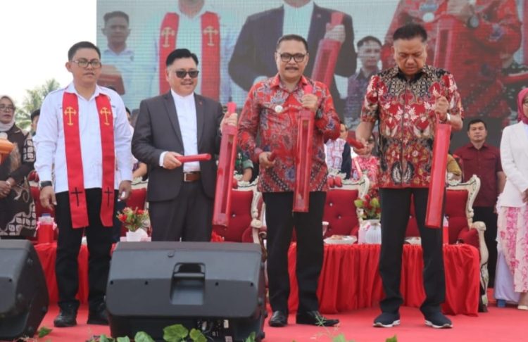 Penjabat Bupati Limi Mokodompit Dampingi Gubernur Sulut di Perayaan Hari P/KB Sinode GMIBM di Desa Wineru