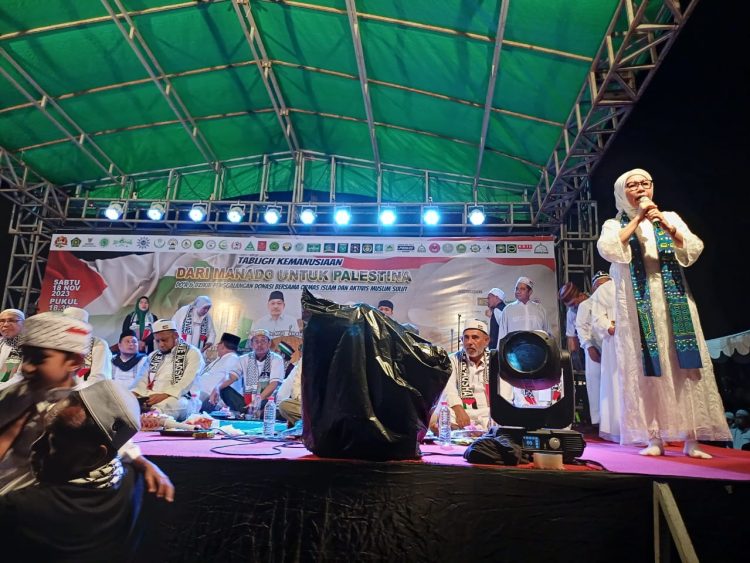 Ketua BKMT Sulut Yasti Soepredjo Mokoagow Serahkan Bantuan Kemanusiaan Untuk Palestina