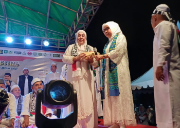 Ketua BKMT Sulut Yasti Soepredjo Mokoagow Serahkan Bantuan Kemanusiaan Untuk Palestina