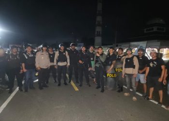 Aparat Kepolisian dari Polres Bolmong dan TNI Buka Blokade Jalan di Desa Toruakat