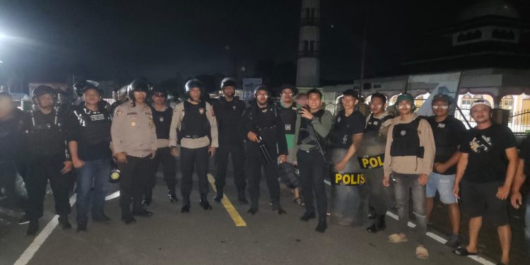 Aparat Kepolisian dari Polres Bolmong dan TNI Buka Blokade Jalan di Desa Toruakat