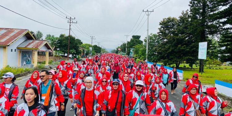 Yasti Soepredjo Mokoagow Jalan Sehat Bersama 1000 Relawan di Kotamobagu