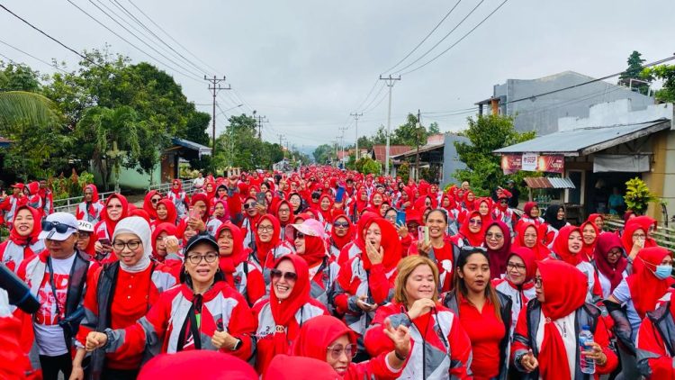 Yasti Soepredjo Mokoagow Jalan Sehat Bersama 1000 Relawan di Kotamobagu