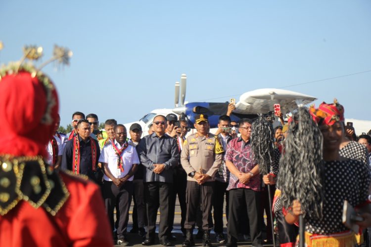 Resmi Beroperasi, Bupati Limi Saksikan Langsung Pendaratan dan Penerbangan Perdana Maskapai Sam Air di Bandara Lolak