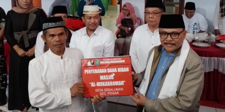Safari Ramadan di Kecamatan Poigar, Pj Bupati Bolmong Berikan Bantuan Kepada Puluhan Anak Yatim