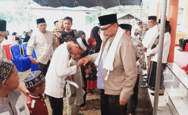Safari Ramadan di Kecamatan Poigar, Pj Bupati Bolmong Berikan Bantuan Kepada Puluhan Anak Yatim