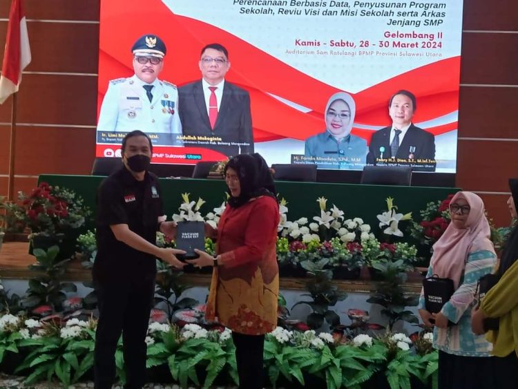 Dinas Pendidikan Bolmong Menggelar Coaching Clinic Untuk Guru SD dan SMP