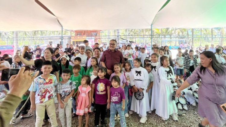 Pj Bupati Limi Mokodompit Membuka Kegiatan Paskah di Desa Pinonobatuan