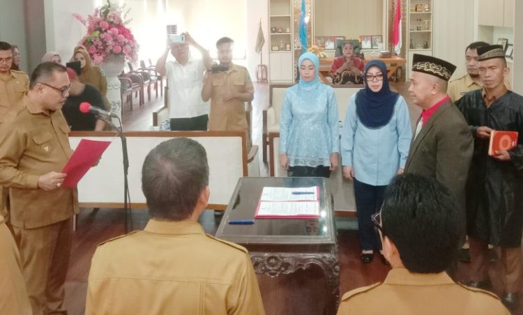 Pj Bupati Bolmong Limi Mokodompit Lantik Herman Kembuan Sebagai Dirut PDAM
