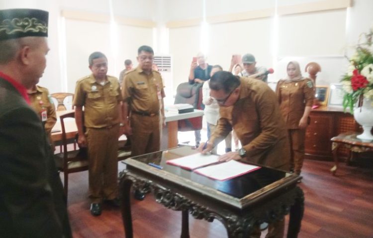 Pj Bupati Bolmong Limi Mokodompit Lantik Herman Kembuan Sebagai Dirut PDAM