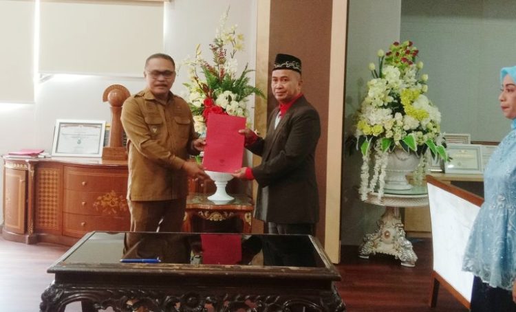 Pj Bupati Bolmong Limi Mokodompit Lantik Herman Kembuan Sebagai Dirut PDAM