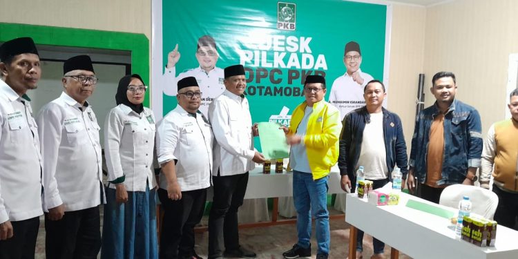 Kader Golkar Kotamobagu Herdy Korompot Ambil Formulir  di PKB