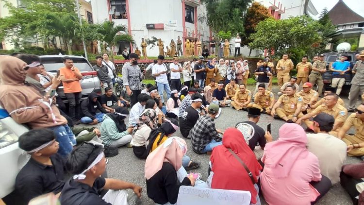 aksi demo yang dilakulan para pemuda menolak aktivitas PETI di depan Kantor DPRD Bolsel beberapa waktu lalu