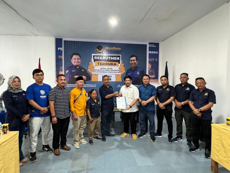 Raski Mokodompit saat menyerahkan berkas formulir ke tim penjaringan bakal calon walikota da wakil walikota Partai NasDem