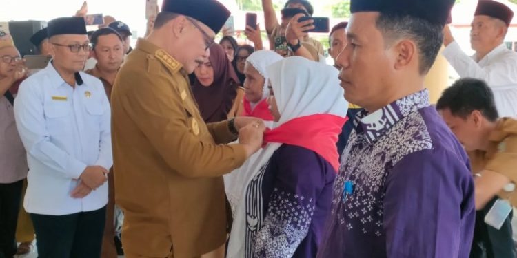 Lepas 78 Jamaah Calon Haji Pj Bupati Limi Mokodompit Titip Doa