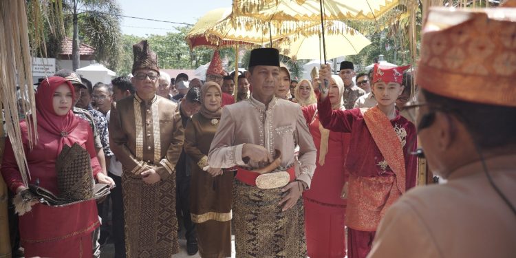 Itum-Itum, Tari Kabela dan Tuitan Iringi Proses Penjemputan Pj Bupati Bolmong dan Istri Menuju Rumah Dinas