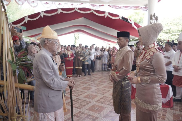 Itum-Itum, Tari Kabela dan Tuitan Iringi Proses Penjemputan Pj Bupati Bolmong dan Istri Menuju Rumah Dinas