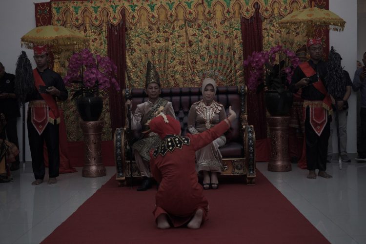 Itum-Itum, Tari Kabela dan Tuitan Iringi Proses Penjemputan Pj Bupati Bolmong dan Istri Menuju Rumah Dinas