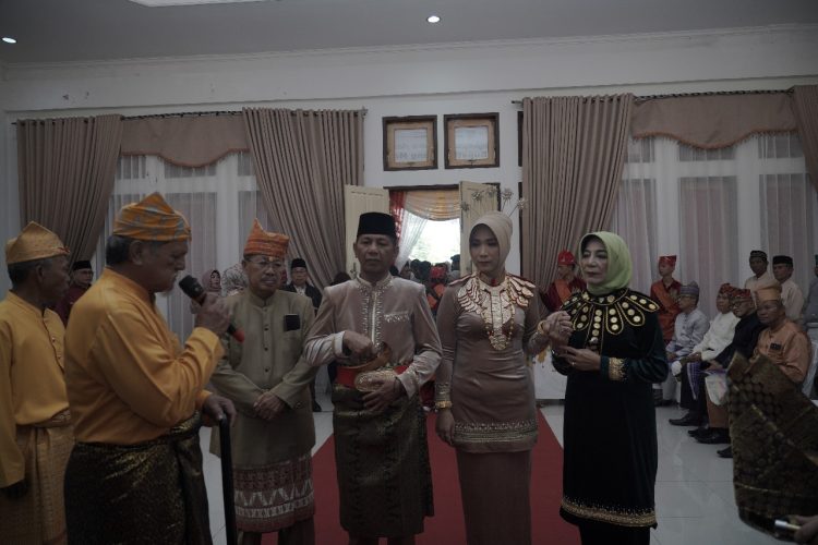 Itum-Itum, Tari Kabela dan Tuitan Iringi Proses Penjemputan Pj Bupati Bolmong dan Istri Menuju Rumah Dinas